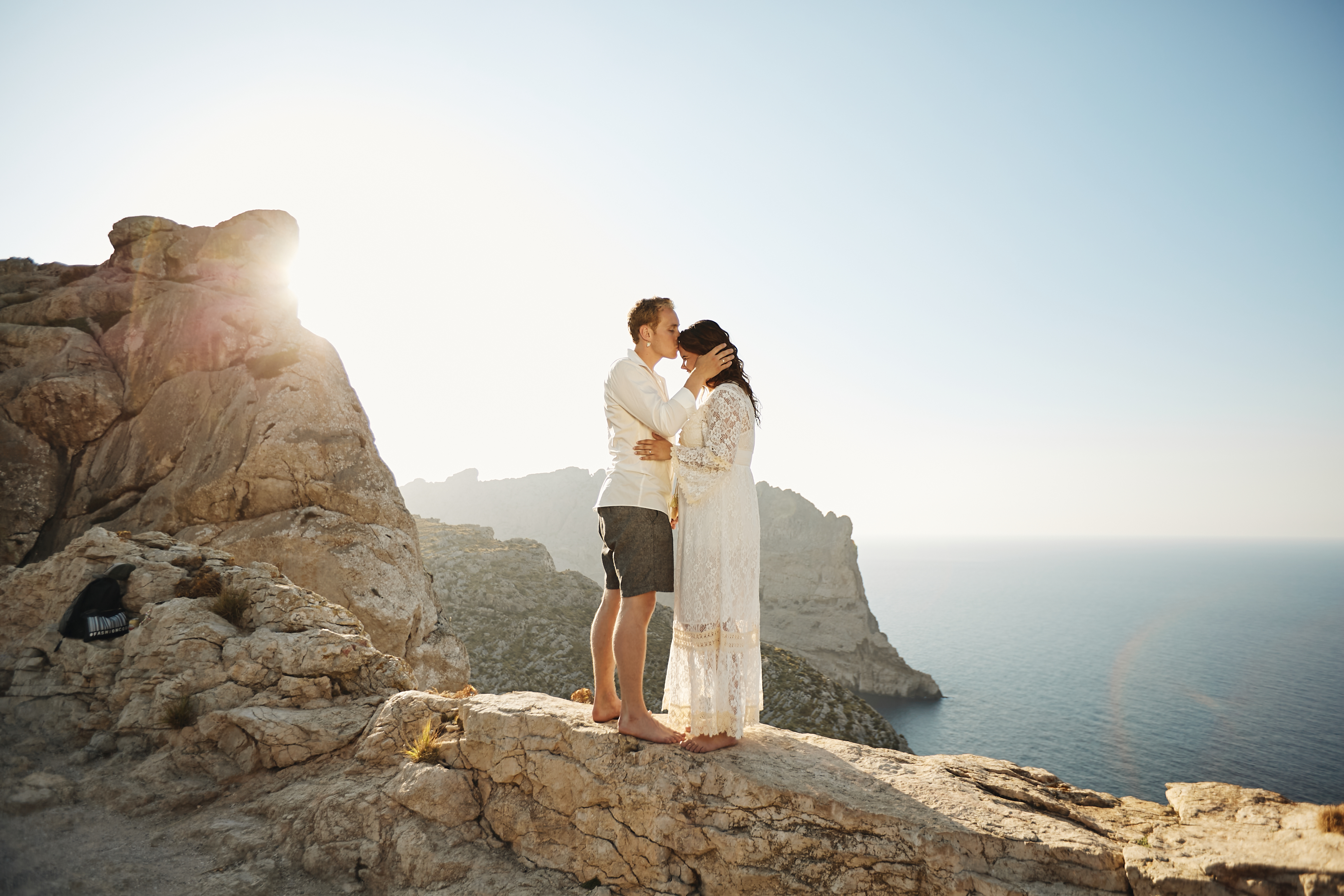 7F5A7945 1 2 pareja durante una sesión de fotos románticamente en Formentor, Mallorca, al atardecer.Formentor, Mallorca